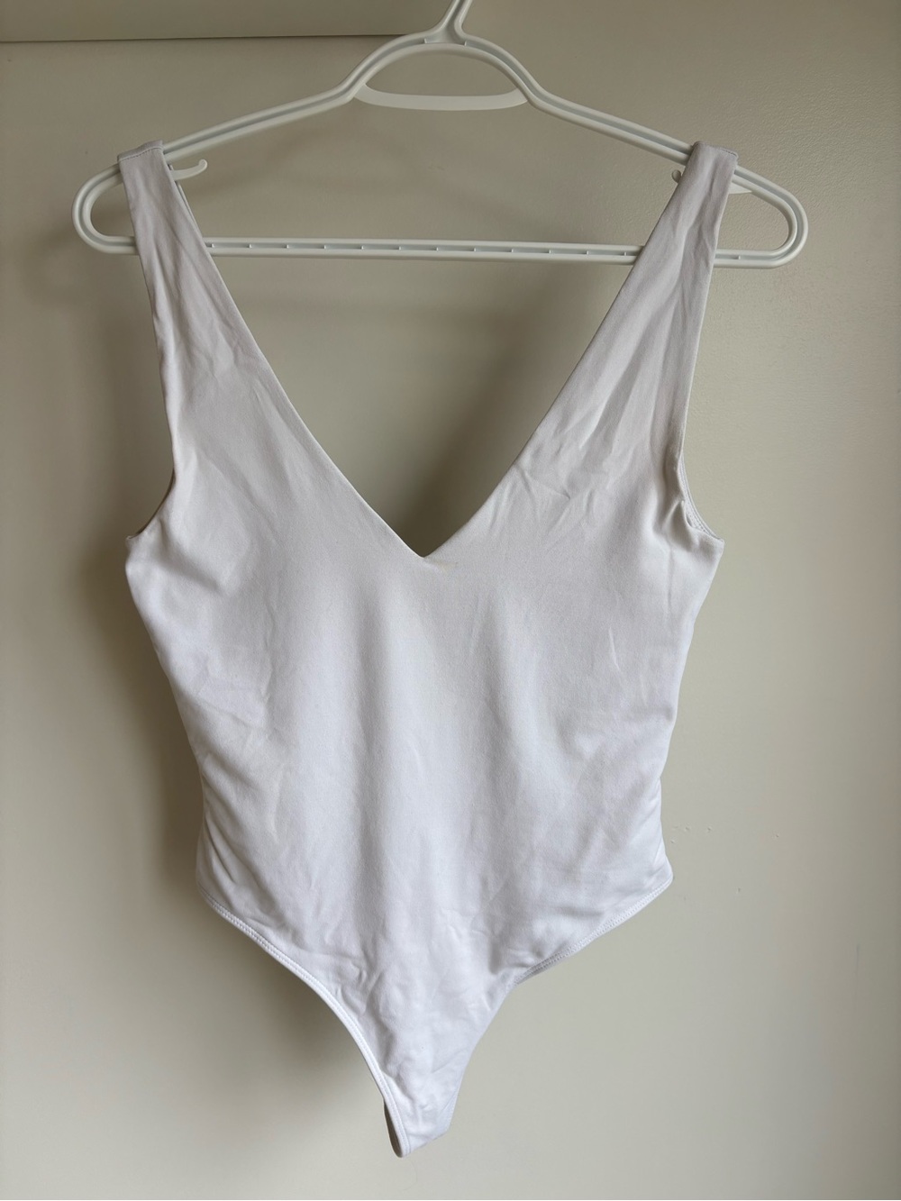 Aritzia | Contour V-Neck Tank Bodysuit in White - Size M
